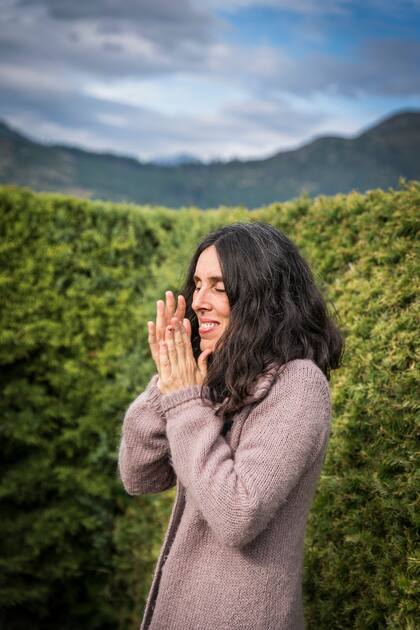 Doris Romera, creadora del laberinto, rodeada de los cupressus que ella misma plantó.