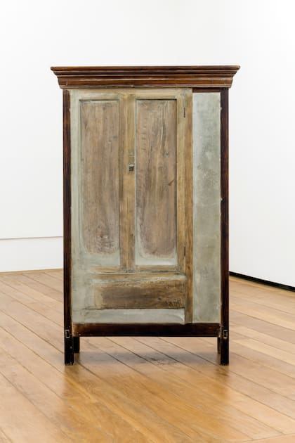 Doris Salcedo, "Sin título" (1998)
