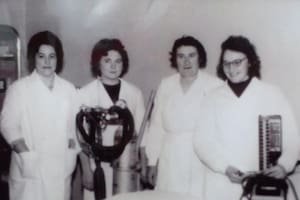"Dorita" Calo, la primera desde la izquierda, con el equipo de enfermeras de la Clínica Médico Quirúrgica que fundaron los hermanos René y Juan José Favaloro en Jacinto Arauz