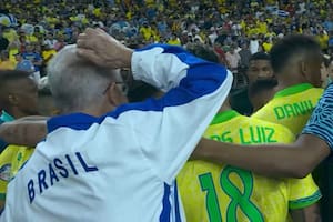 La extraña imagen del DT de Brasil, excluido en la charla antes de la ronda de penales ante Uruguay