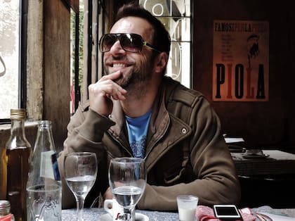 "Dormí poco", me dijo apenas vio la cámara, y se puso los anteojos. Foto: Inés Sainz