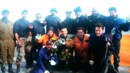 “Dormíamos sobre los trajes de goma”: un reflejo de la rutina improvisada de los rescatistas dentro del buque incendiado