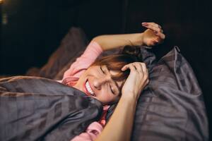 Dormir bien es fundamental para la memoria y el bienestar (Foto: Freepik)