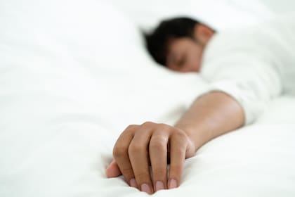 Dormir boca abajo es un gran "no" para quienes suelen roncar, pero con eso a veces no alcanza