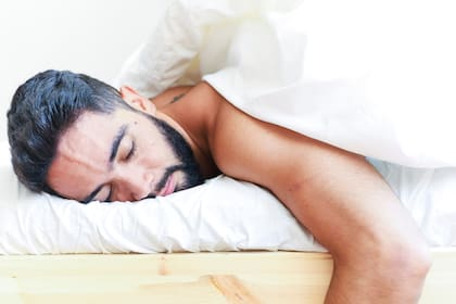 Dormir boca abajo fue calificado como la peor postura, por generar tensión cervical y dificultar la respiración