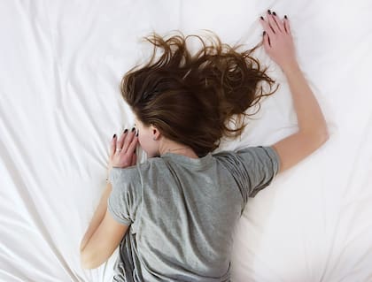 Dormir boca abajo no es la postura más aconsejada, pero es posible minimizar sus efectos negativos (Foto ilustrativa: PIXABAY)