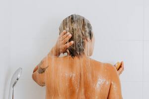 Dormir con el cabello mojado puede parecer una práctica inofensiva (Foto ilustrativa: PEXELS)