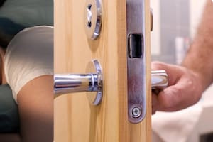 Dormir con la puerta cerrada.