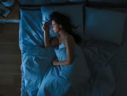 Dormir con la puerta cerrada puede ofrecer más protección en caso de incendio, ya que retrasa el paso del humo y el calor hacia el dormitorio