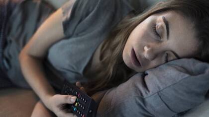 Dormir con la televisión encendida perjudica el sueño (Foto: iStock)