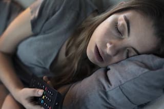 Advierten sobre los efectos desconocidos de dormir con la TV prendida