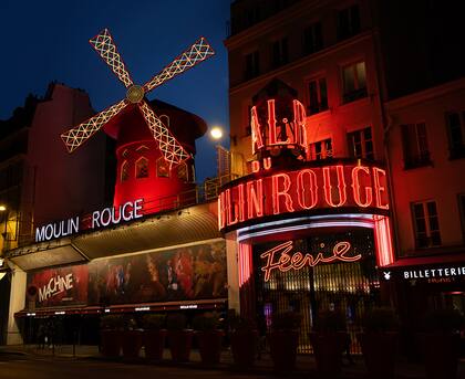 Dormir en el molino rojo del Moulin Rouge