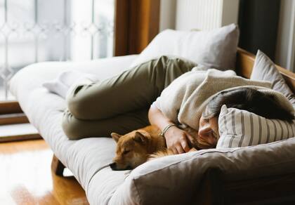 Dormir juntos tiene un efecto relajante en humanos y perros por igual (Pexels/Meruyert Gonullu)