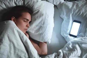 Las enfermedades que se pueden desarrollar por dormir con el celular al lado de la cama