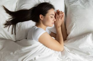 La “curva en U” del sueño: por qué dormir poco o mucho se asocia a envejecer más rápido