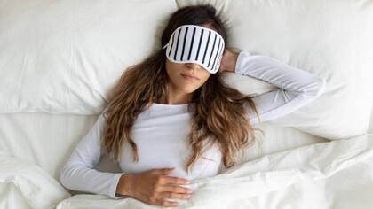 Dormir siete horas y hacer ejercicio son otras de las recomendaciones para retrasar la edad biológica según algunos profesionales de la salud
Foto: iStock