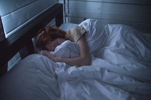Dormirse tarde favorece el aumento de peso más allá de la duración del sueño, afirma un estudio