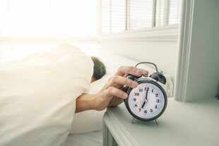 Dormir un poco más podría ayudar a sentirse más despabilado cuando suena la alarma en una fría mañana de invierno