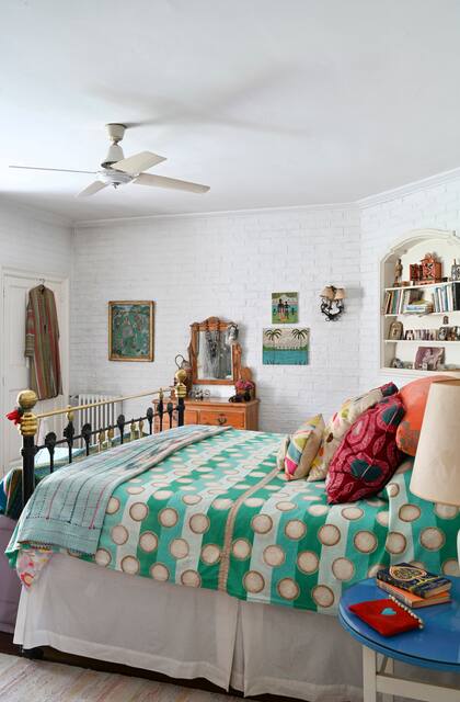 Dormitorio de la casa llena de color de Ale Sly, en nuestra edición de julio.