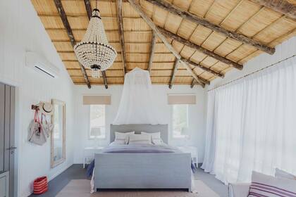 Si el hogar está ubicado en una zona con mucha incidencia solar, se puede recurrir a techos de fibras naturales, que aportan control de temperatura. Este en una casa en La Candelaria, Uruguay, por ejemplo, tiene techo de paja a cuatro aguas.