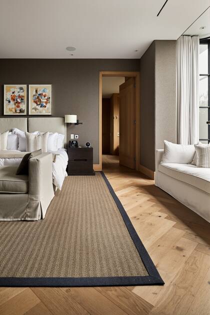 Dormitorio principal en una misma paleta cromática que prioriza la calidez y elegancia.