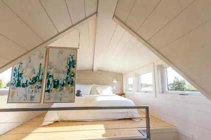 Dormitorio separado del área común donde se puede estar parado