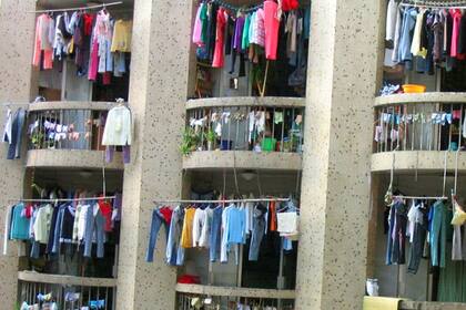 Dormitorios en una fábrica china. Son compartidos: duermen entre 8 y 12 operarios por habitación