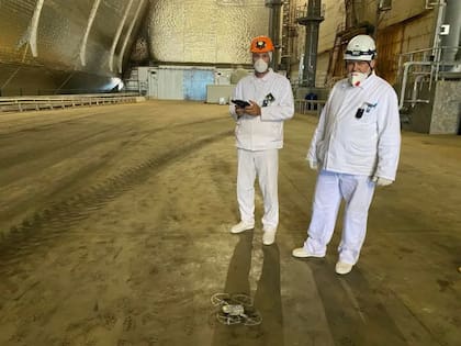 Doroshenko (izq.) lleva 12 años trabajando en la planta nuclear de Chernóbil