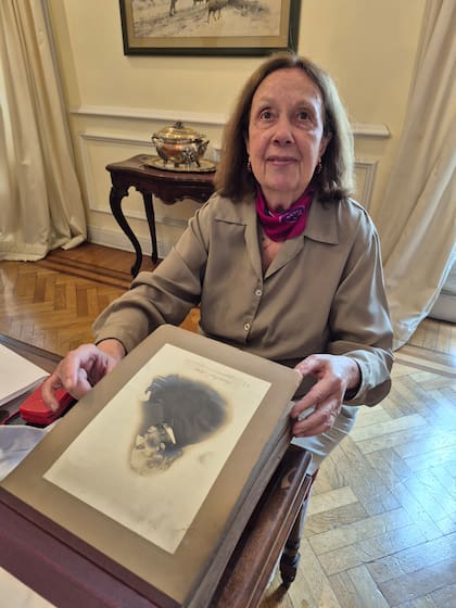 Dorotea Gallardo muestra el album de su tatarabuelo, el general Mitre
