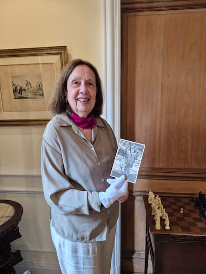 Dorotea Gallardo muestra una foto de su infancia, acompañada por su abuelo Jorge Drago Mitre, al que ella llamaba Palomo.