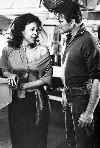 Dorothy Dandridge y Stuart Whitman en una escena de The Decks Ran Red