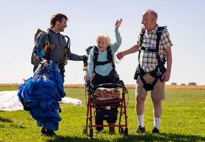 Dorothy Hoffner, junto a un instructor y otro hombre que también se lanzó en paracaídas