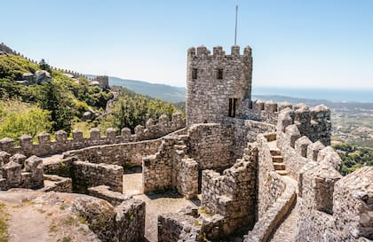 Construido durante la ocupación islámica en el siglo IX, el Castelo dos Mouros se extiende sobre un cerro y permite recorrer murallas con vistas al valle de Sintra