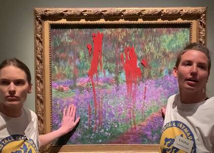 Dos activistas atacan la obra de Claude Monet "El jardín del artista en Giverny", en el Museo Nacional de Estocolmo, Suecia