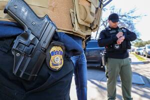 Dos agentes locales en Colorado fueron sancionados por colaborar con el Servicio de Inmigración y Control de Aduanas a pesar de lo estipulado por la ley estatal