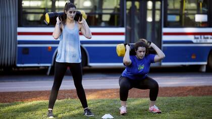 Dos alumnas de EPO Training, que monta su gimnasio en el Rosedal de Palermo