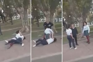 Dos alumnas se agarraron a trompadas en una plaza, llegó una mujer y las separó a los cachetazos