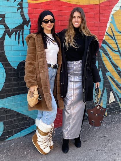 Dos amigas de Miami, muy producidas y de paseo por el centro de Aspen.