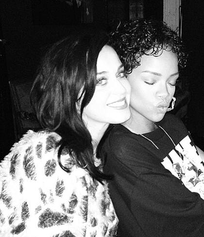 Dos amigas, un instante. Katy Perry y Rihanna se divirtieron en el evento de lanzamiento del nuevo trabajo de Perry Prism