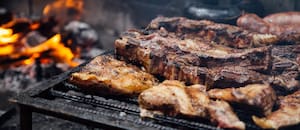 Dos amigos usaron alcohol para hacer un asado y se prendieron fuego