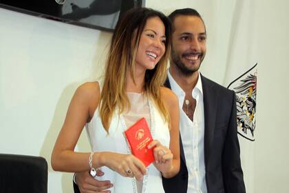 Dos años atrás, cuando Jelinek le decía «sí, quiero» a Fariña en la ceremonia civil.