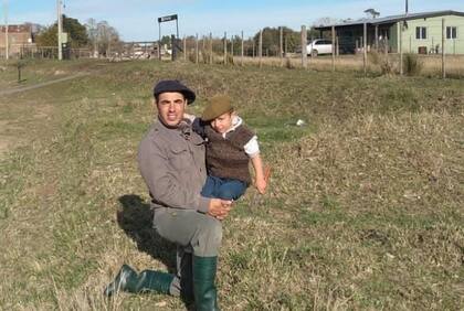 Dos años atrás, el alambrador Sebastián Bigliante junto a su hijo Lázaro