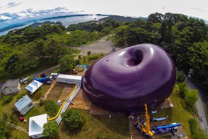Dos años después de un gran terremoto y tsunami en Japón, el arquitecto Arata Isozaki y el artista Anish Kapoor han completado una sala de conciertos móvil inflable que recorre las regiones afectadas