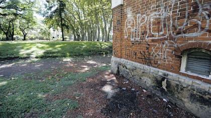 Dos años después, el suelo sigue quemado junto a la subestación de Edesur