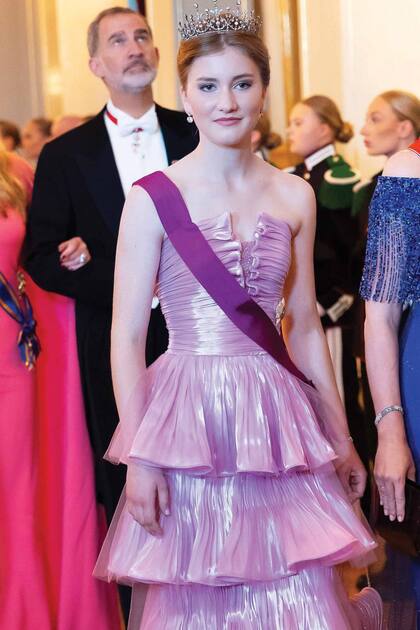 Dos años tuvieron que pasar para que Elisabeth de Bélgica estrenara la tiara que sus padres, los reyes Felipe y Matilde de los belgas, le regalaron por sus 18 años. La heredera belga estaba radiante con un vestido de organza con volados de Armani Privé.
