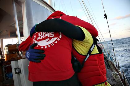 Dos argentinos celebraron la final del Mundial mientras rescatan personas a la deriva en el Mediterráneo