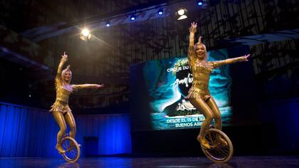 Dos artistas de Amaluna, durante la breve presentación que realizó el Cirque el año pasado
