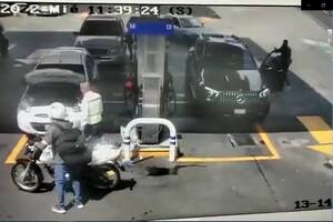 Vio cómo le robaban a un automovilista en una estación de servicio y tuvo una inesperada reacción