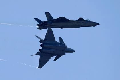 Dos aviones de combate furtivos J-20 del Ejército de Liberación del Pueblo Chino