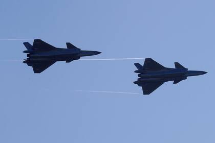 Dos aviones de combate J-20 durante la muestra aérea